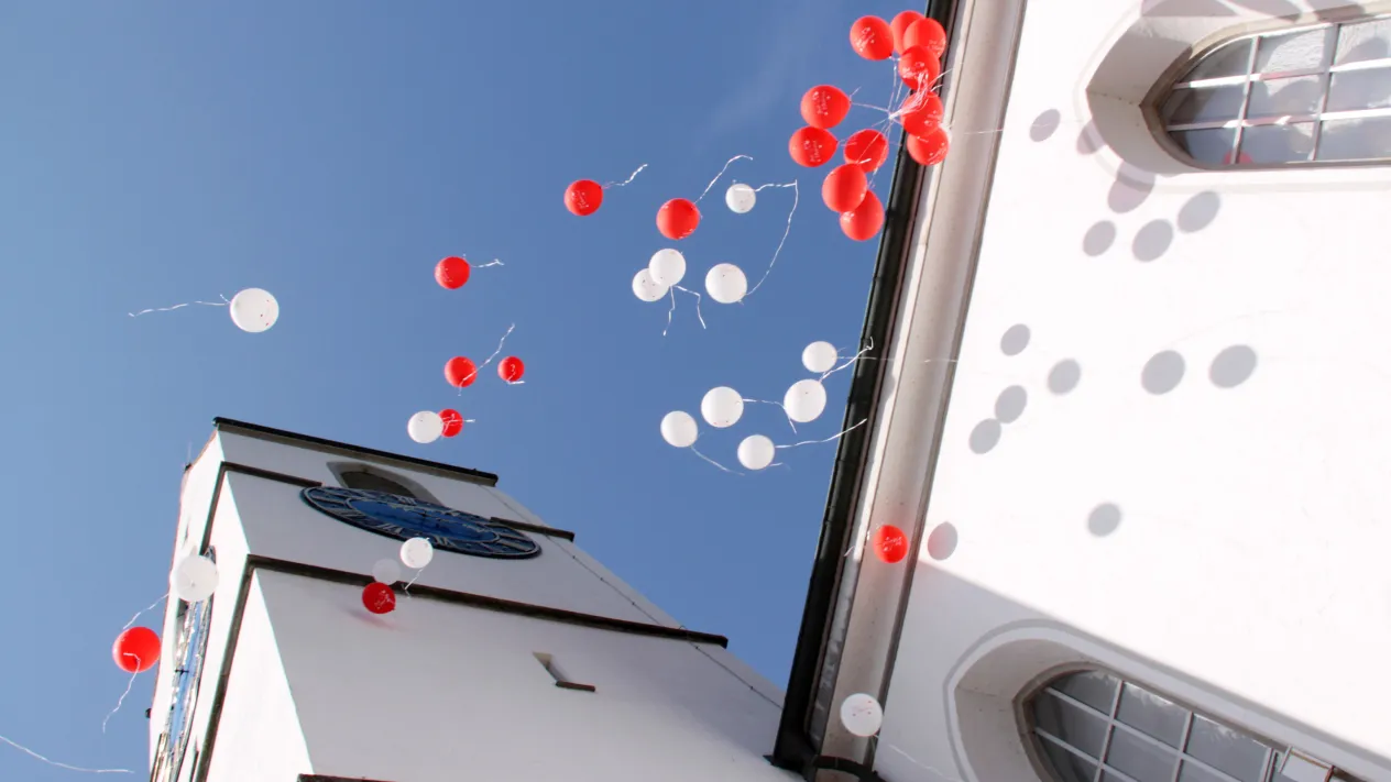 Balone über Kirche (Foto: David Jufer) Balone über Kirche (Foto: David Jufer)