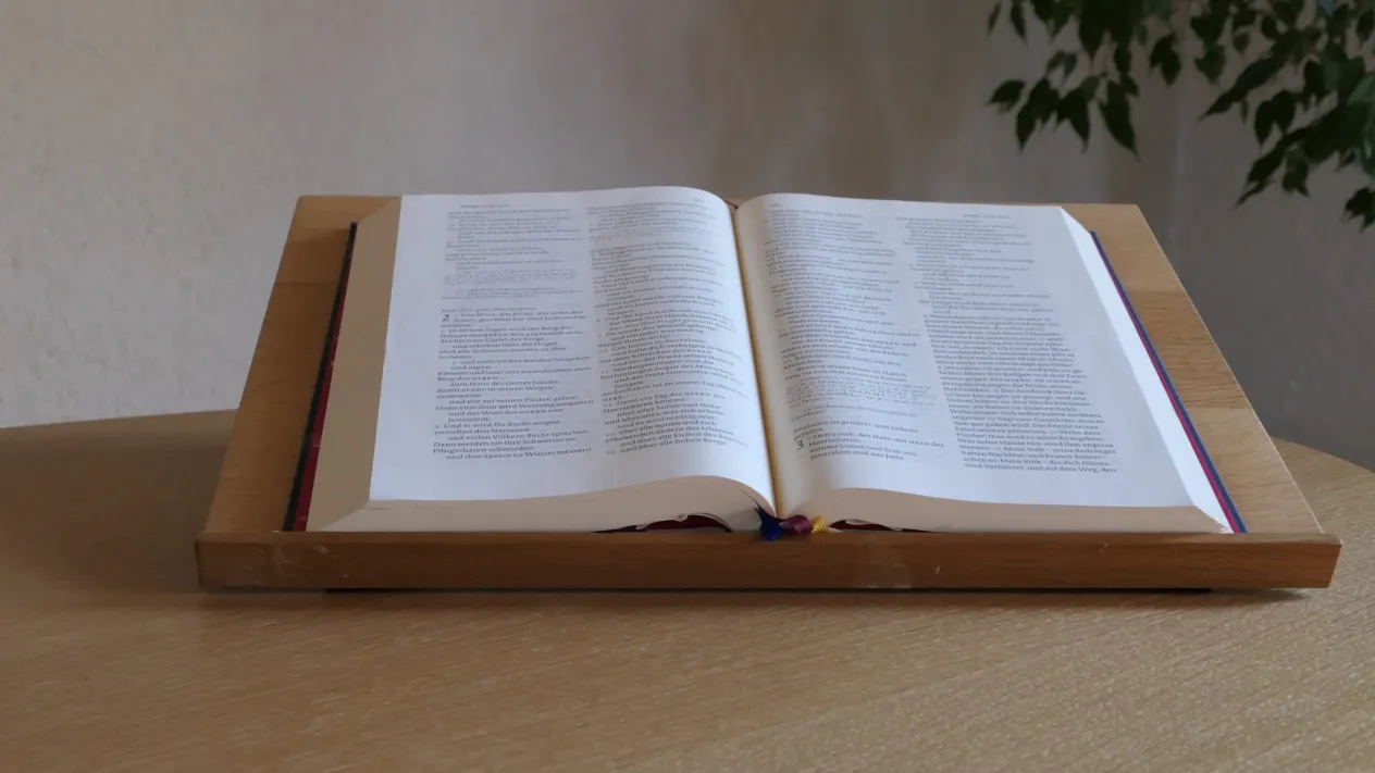 Bibelaufgeschlagen (Foto: Barbara Hubele) Bibelaufgeschlagen — aufgeschlagene Bibel auf dem Abendmahlstisch (Foto: Barbara Hubele)