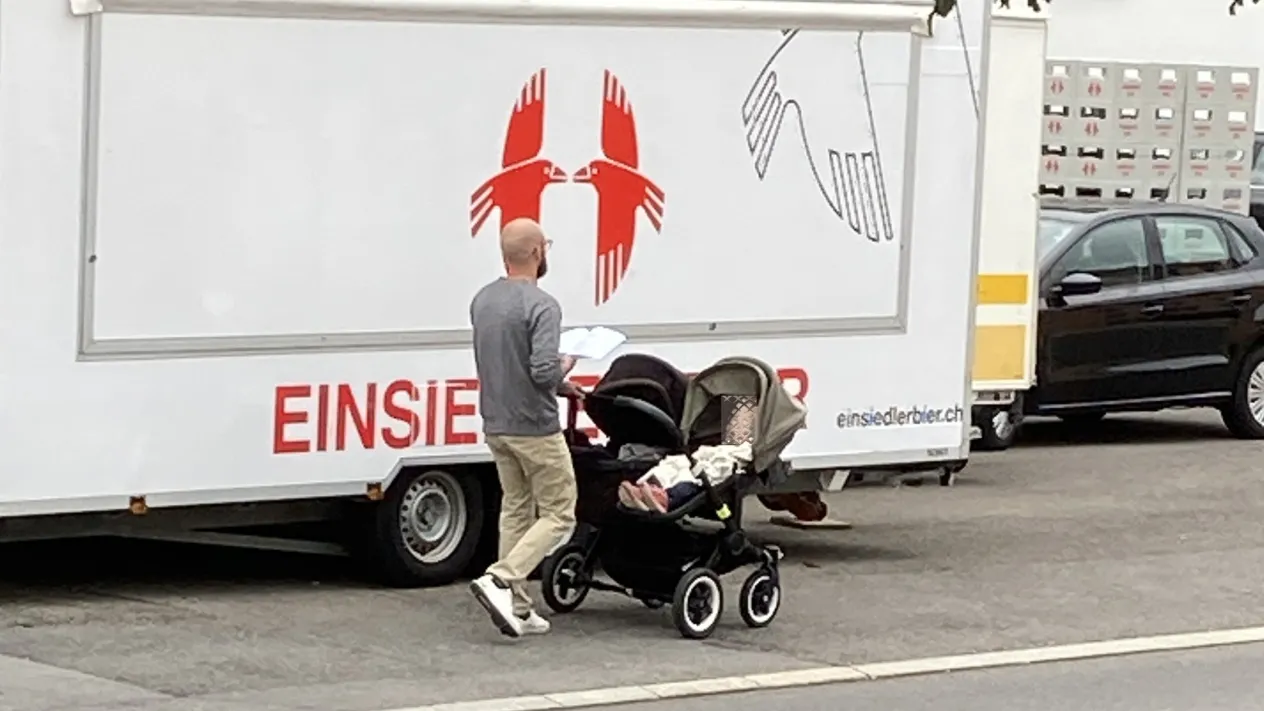 Vater mit Kinderwagen verpix (Foto: Barbara Hubele) Vater mit Kinderwagen verpix (Foto: Barbara Hubele)