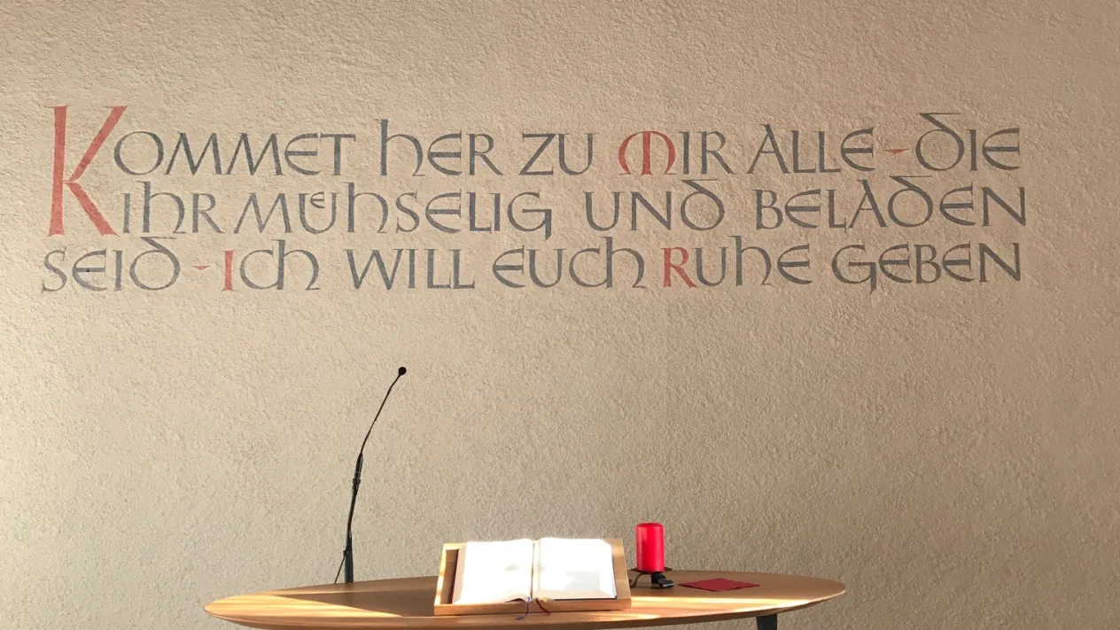 Abendmahlstisch mit Wandspruch (Foto: Stefan Meyer copyright) Abendmahlstisch mit Wandspruch (Foto: Stefan Meyer copyright)