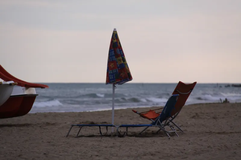 Liegestuhl am Strand (Foto: David Jufer) Liegestuhl am Strand (Foto: David Jufer)