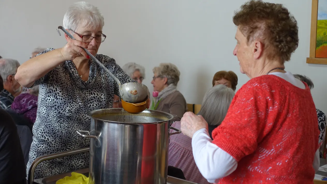 Suppe schöpfen (Foto: Unbekannt) Suppe schöpfen (Foto: Unbekannt)