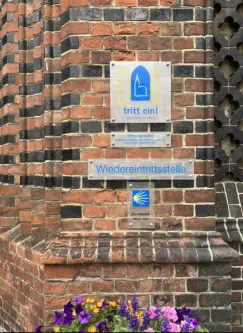 Kircheneinrtritt (Foto: Barbara Hubele) Kircheneinrtritt (Foto: Barbara Hubele)