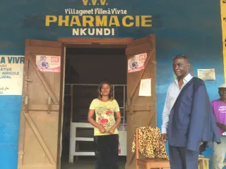 Afrika Apotheke mit Pierre (Foto: unbekannt) Afrika Apotheke mit Pierre (Foto: unbekannt)