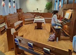 Kirchenbänke im Kreis (Foto: Barbara Hubele) Kirchenbänke im Kreis (Foto: Barbara Hubele)