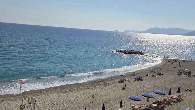 Strand Borgio (Foto: Barbara Mitterecker) Strand Borgio: Strand am Tag (Foto: Barbara Mitterecker)